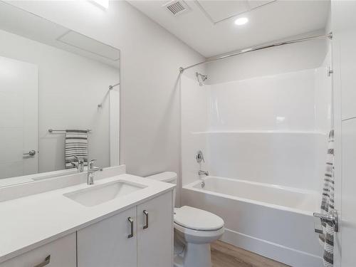 207-140 Jensen Ave West, Parksville, BC - Indoor Photo Showing Bathroom