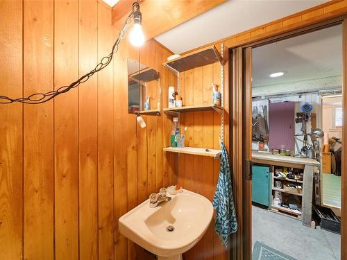 3127 Fifth St, Victoria, BC - Indoor Photo Showing Bathroom