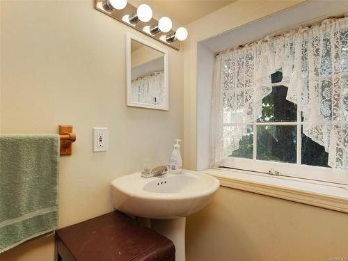 1727 Lee Ave, Victoria, BC - Indoor Photo Showing Bathroom
