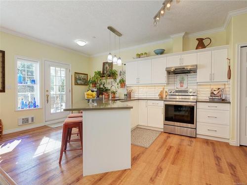 15-315 Six Mile Rd, View Royal, BC - Indoor Photo Showing Kitchen