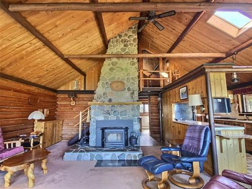 4312 Clam Bay Rd, Pender Island, BC - Indoor With Fireplace