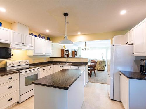 39-885 Berwick Rd South, Qualicum Beach, BC - Indoor Photo Showing Kitchen