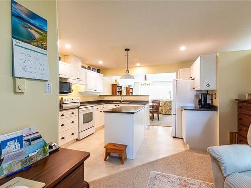 39-885 Berwick Rd South, Qualicum Beach, BC - Indoor Photo Showing Kitchen