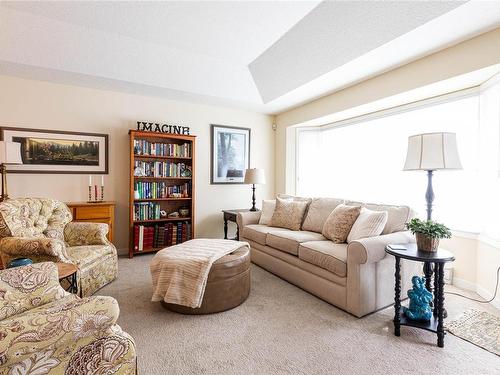 39-885 Berwick Rd South, Qualicum Beach, BC - Indoor Photo Showing Living Room