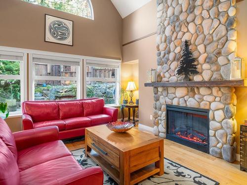 775 Southland Way, Nanaimo, BC - Indoor Photo Showing Living Room With Fireplace