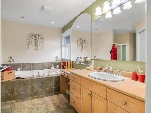 775 Southland Way, Nanaimo, BC - Indoor Photo Showing Bathroom