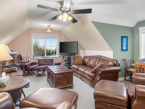 775 Southland Way, Nanaimo, BC - Indoor Photo Showing Living Room