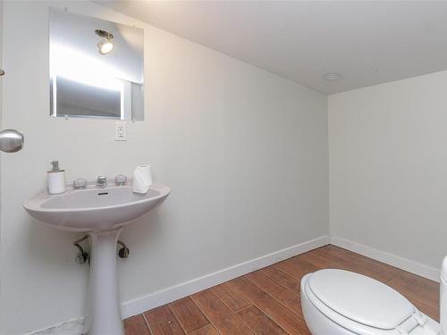 2280 Cowichan Bay Rd, Cowichan Bay, BC - Indoor Photo Showing Bathroom