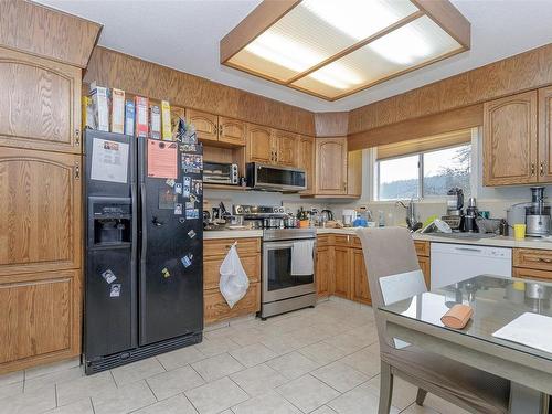 2280 Cowichan Bay Rd, Cowichan Bay, BC - Indoor Photo Showing Kitchen