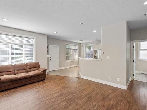 360 9Th St, Nanaimo, BC - Indoor Photo Showing Living Room