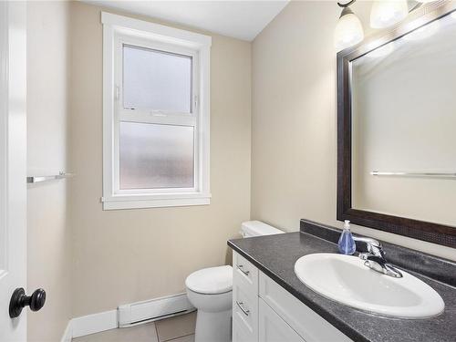360 9Th St, Nanaimo, BC - Indoor Photo Showing Bathroom