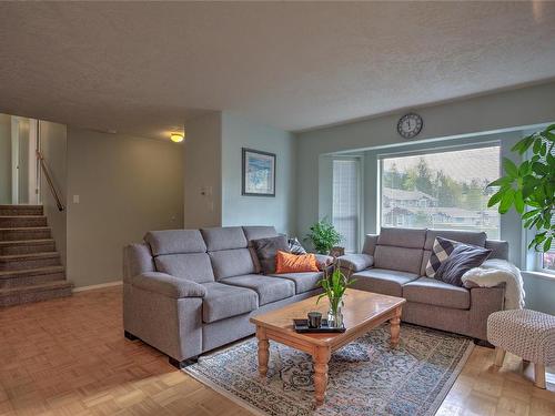 150 & 160 Gravelle Pl, Lake Cowichan, BC - Indoor Photo Showing Living Room