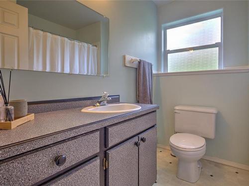 150 & 160 Gravelle Pl, Lake Cowichan, BC - Indoor Photo Showing Bathroom