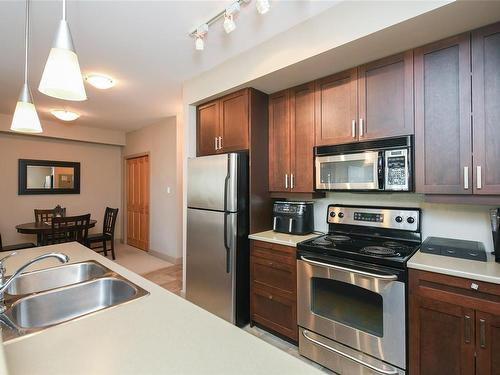 135-2300 Mansfield Dr, Courtenay, BC - Indoor Photo Showing Kitchen With Double Sink