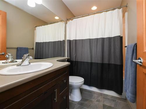 135-2300 Mansfield Dr, Courtenay, BC - Indoor Photo Showing Bathroom
