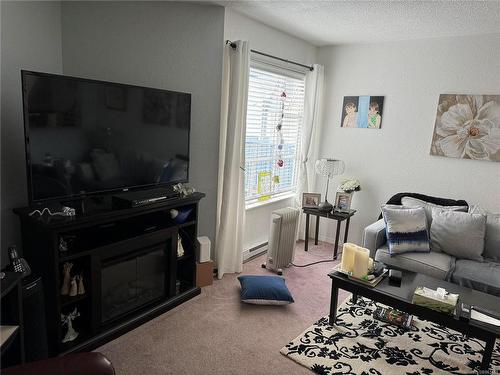 304-200 Back Rd, Courtenay, BC - Indoor Photo Showing Living Room