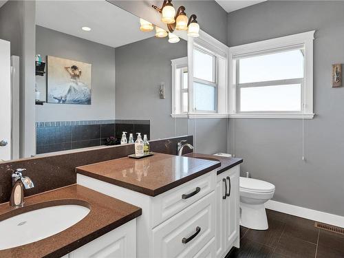 664 Nodales Dr, Campbell River, BC - Indoor Photo Showing Bathroom