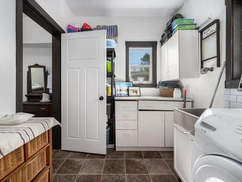 253 Royal Ave, Kamloops, BC - Indoor Photo Showing Laundry Room