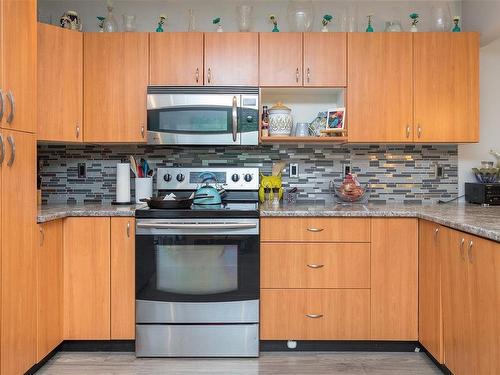 A-596 Langholme Dr, Colwood, BC - Indoor Photo Showing Kitchen
