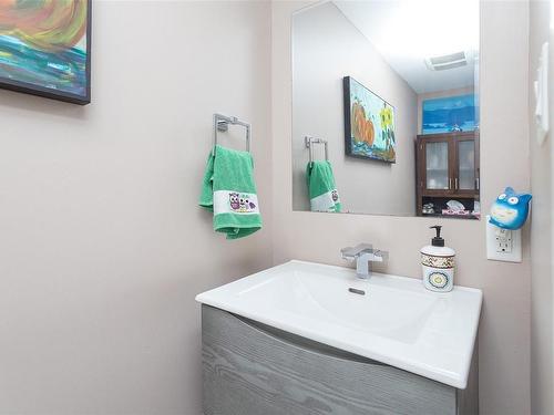 A-596 Langholme Dr, Colwood, BC - Indoor Photo Showing Bathroom
