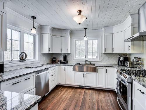 Kitchen - 57 Ch. De La Montagne, Val-Des-Monts, QC - Indoor Photo Showing Kitchen With Upgraded Kitchen