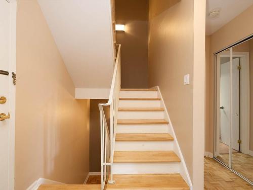 Staircase - 102-19 Boul. Kirkland, Kirkland, QC 