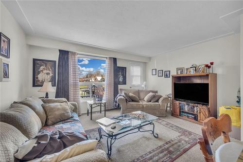 6427 Townline Road|Unit #9, Smithville, ON - Indoor Photo Showing Living Room