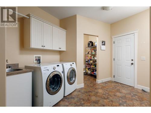 1132 Steele Court, Kelowna, BC - Indoor Photo Showing Laundry Room