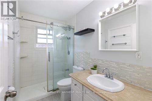 9 Hobart Cres, Brantford, ON - Indoor Photo Showing Bathroom