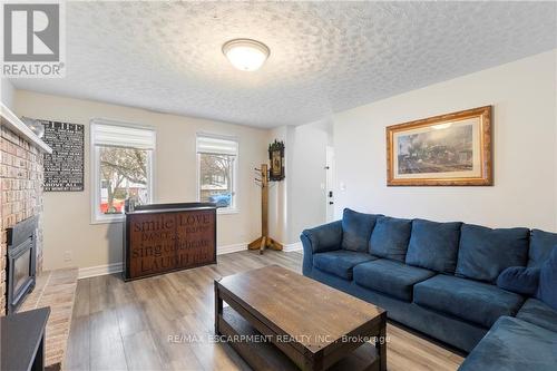 9 Hobart Cres, Brantford, ON - Indoor Photo Showing Living Room