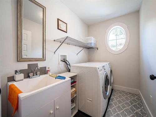 4-2525 Jarvis Street, Armstrong, BC - Indoor Photo Showing Laundry Room