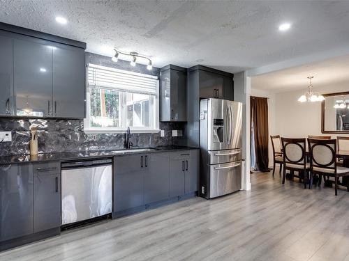 1210 Panorama Lane, Kelowna, BC - Indoor Photo Showing Kitchen With Upgraded Kitchen