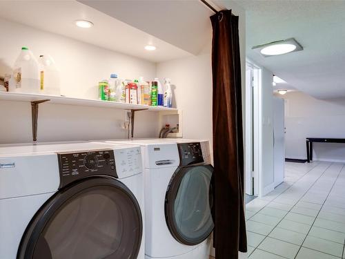 1210 Panorama Lane, Kelowna, BC - Indoor Photo Showing Laundry Room