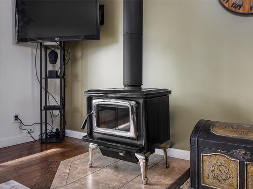 731 Walrod Street, Kelowna, BC - Indoor With Fireplace