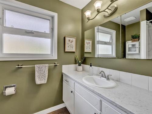 731 Walrod Street, Kelowna, BC - Indoor Photo Showing Bathroom