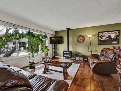 731 Walrod Street, Kelowna, BC - Indoor Photo Showing Living Room