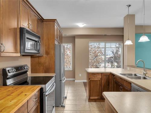 402-1007 Harvey Avenue, Kelowna, BC - Indoor Photo Showing Kitchen With Double Sink