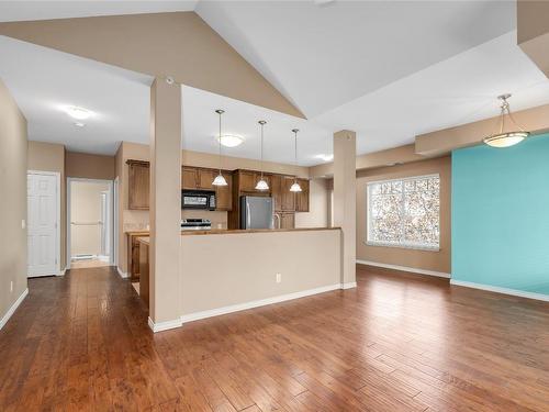 402-1007 Harvey Avenue, Kelowna, BC - Indoor Photo Showing Kitchen