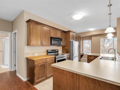 402-1007 Harvey Avenue, Kelowna, BC - Indoor Photo Showing Kitchen With Double Sink