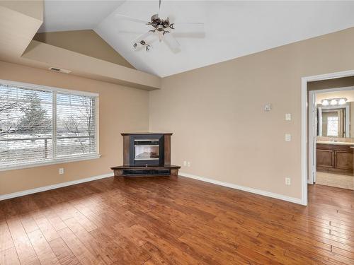402-1007 Harvey Avenue, Kelowna, BC - Indoor Photo Showing Living Room With Fireplace