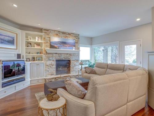 2897 Weatherhill Road, West Kelowna, BC - Indoor Photo Showing Living Room With Fireplace