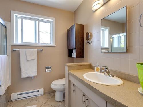 175 Secrest Place, Penticton, BC - Indoor Photo Showing Bathroom