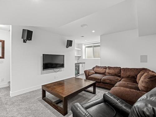 1305 Ponds Avenue, Kelowna, BC - Indoor Photo Showing Living Room