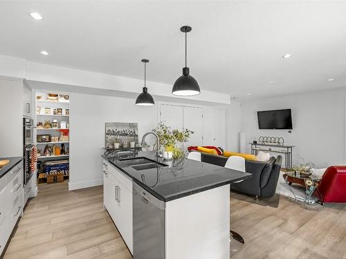 1305 Ponds Avenue, Kelowna, BC - Indoor Photo Showing Kitchen With Upgraded Kitchen