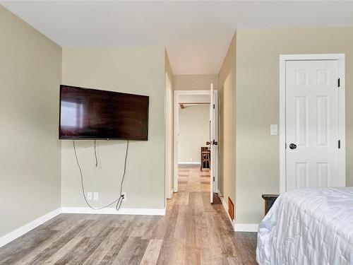 4308 Wellington Drive, Vernon, BC - Indoor Photo Showing Bedroom