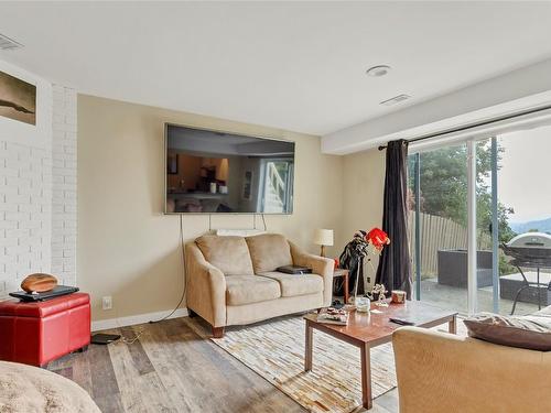 4308 Wellington Drive, Vernon, BC - Indoor Photo Showing Living Room