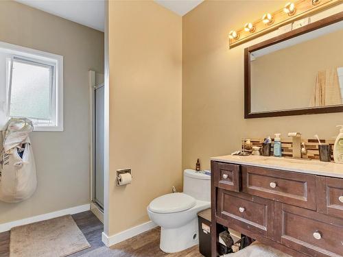 4308 Wellington Drive, Vernon, BC - Indoor Photo Showing Bathroom
