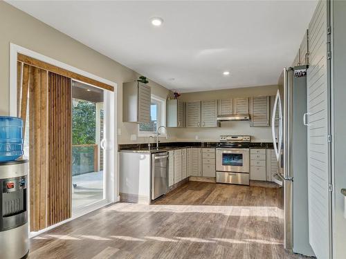 4308 Wellington Drive, Vernon, BC - Indoor Photo Showing Kitchen