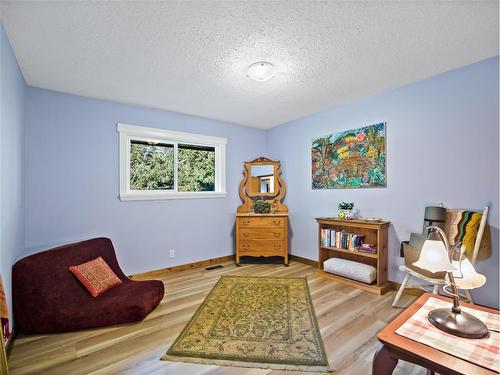 4250 Frederick Road, Armstrong, BC - Indoor Photo Showing Living Room