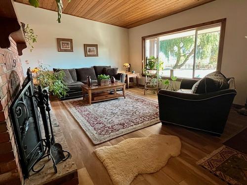 4250 Frederick Road, Armstrong, BC - Indoor Photo Showing Living Room